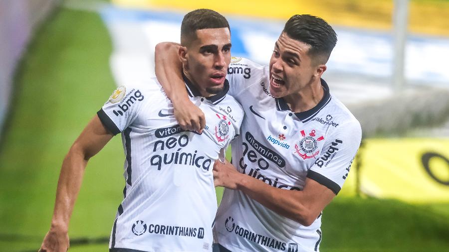 Gabriel, do Corinthians, comemora com Roni gol sobre o Palmeiras, em duelo pelo Brasileiro - Marcello Zambrana/AGIF