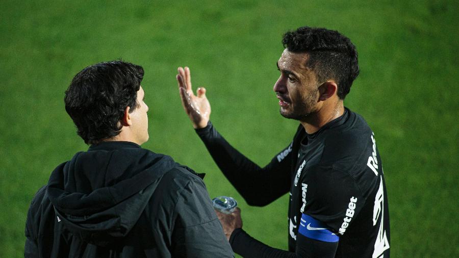 Raul e Maurício Barbieri conversam durante jogo contra o Cuiabá pelo Brasileirão - Diogo Reis/AGIF