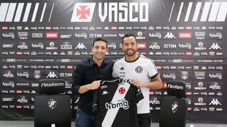 Nenê é apresentado oficialmente pelo Vasco ao lado do diretor-executivo de futebol, Alexandre Pássaro - Rafael Ribeiro / Vasco