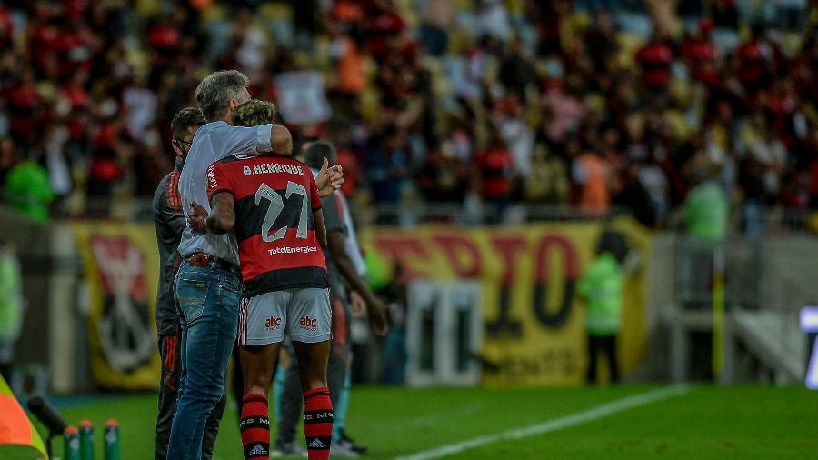 Renato Gaúcho abraça Bruno Henrique após o 2º dele e do Flamengo contra o Barcelona-EQU - Marcelo Cortes/CRF