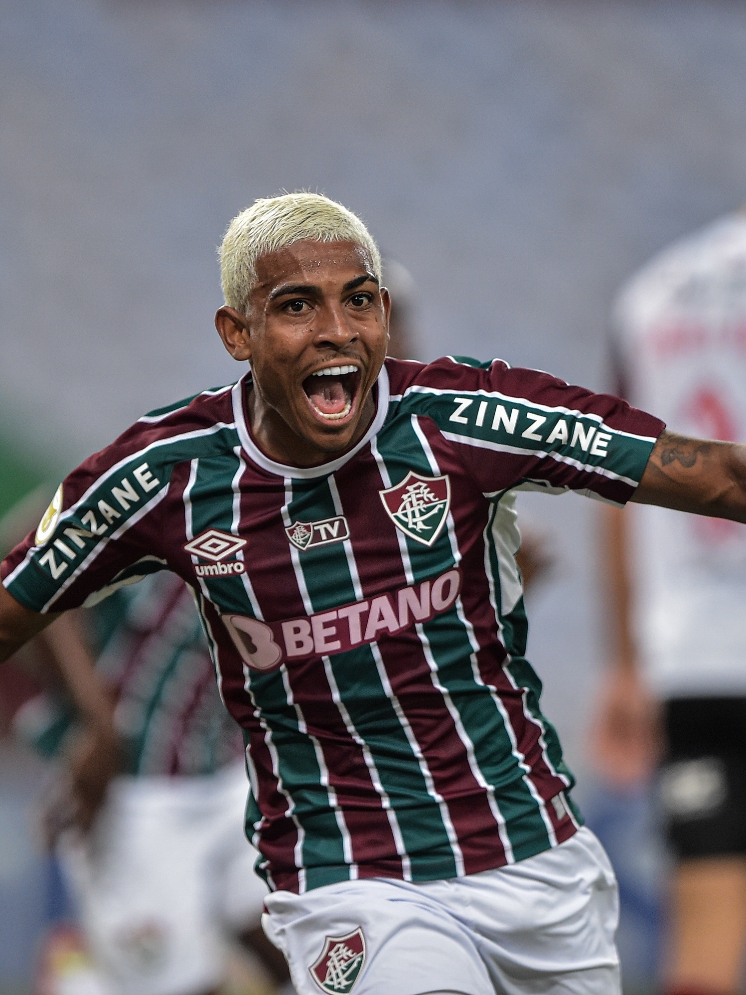 Em jogo quente, Fluminense marca no fim e vence o Flamengo