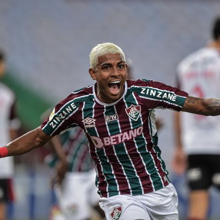 John Kennedy comemora gol do Fluminense contra o Flamengo pelo Brasileiro - Thiago Ribeiro/AGIF