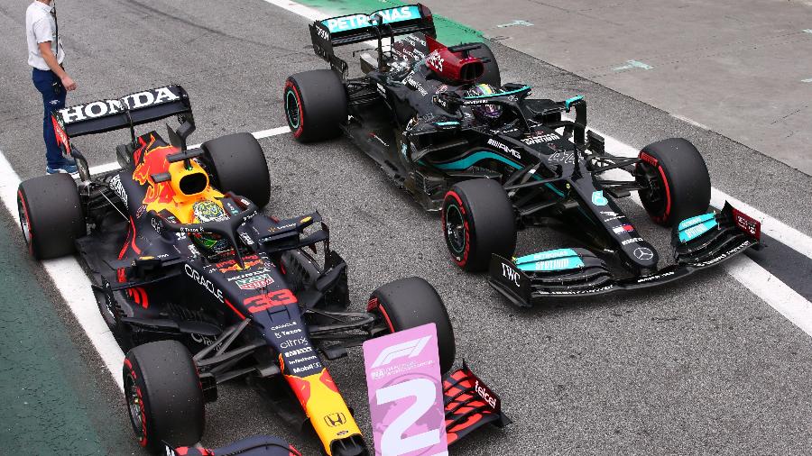 Lewis Hamilton e Max Verstappen estacionam seus carros após a classificação em Interlagos - Beto Issa/GP de São Paulo