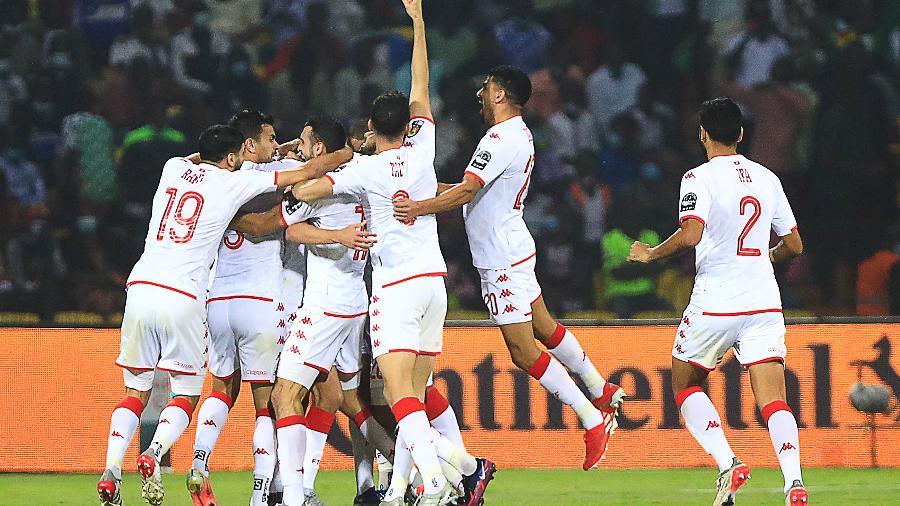Jogadores da Tunísia comemoram gol contra a Nigéria, que valeu a vaga nas quartas da Copa Africana de Nações - Daniel Beloumou Olomo/AFP
