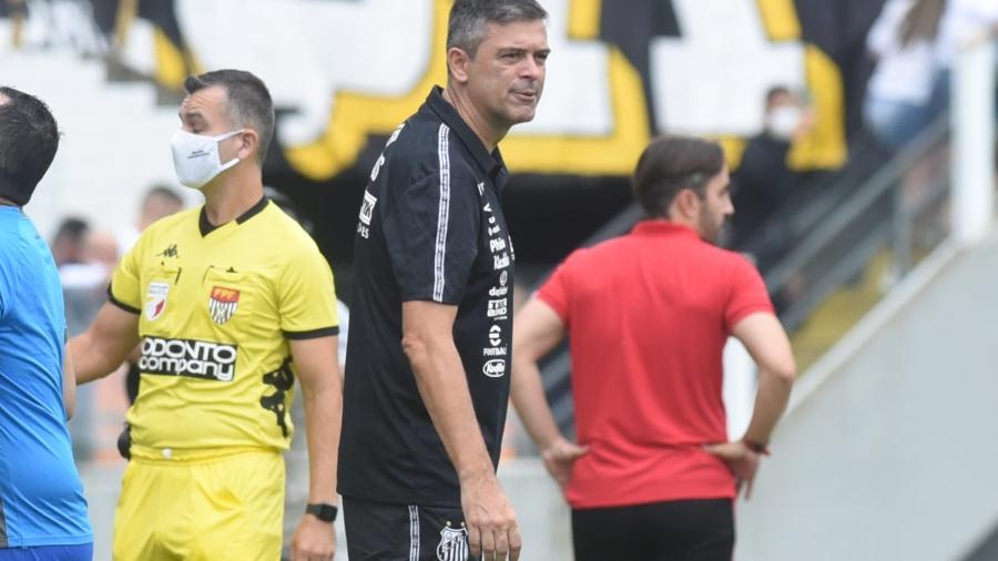 Leandro Silva, o Cuquinha, auxiliar do Santos no jogo contra o Botafogo-SP - Ivan Storti/Santos FC