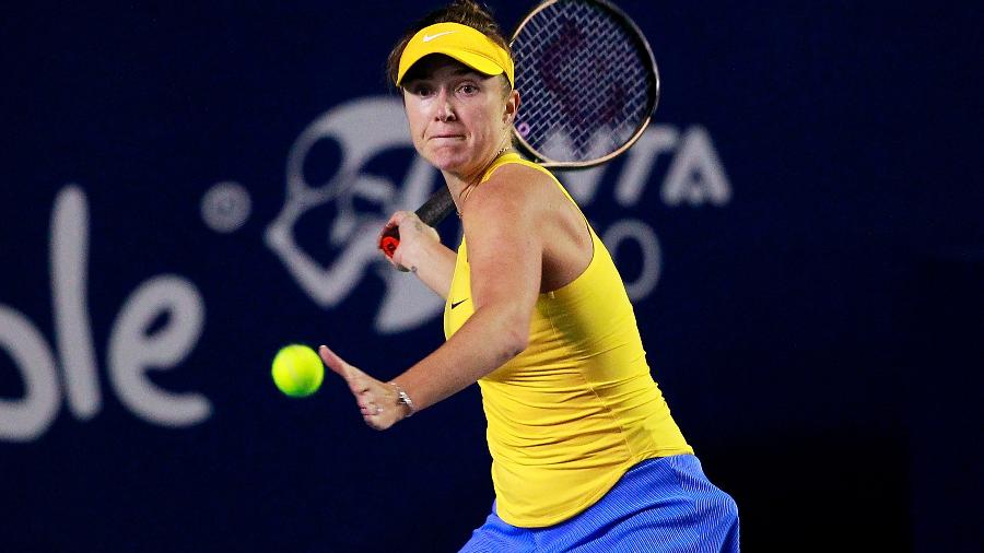 Vestida com as cores de seu país, a tenista ucraniana Elina Svitolina venceu a russa Anastasia Potapova em torneio no México - Gonzalo Gonzalez/Getty