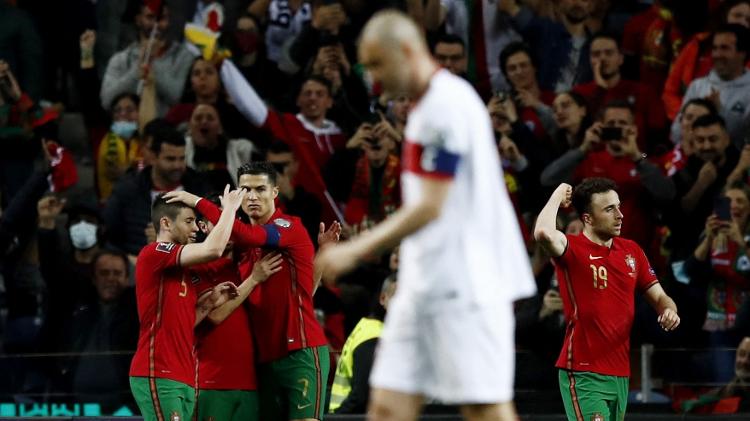 Diogo Joga (esq.) comemora com Cristiano Ronaldo (dir.) e Raphael Guerreiro após marcar o segundo gol da seleção de Portugal no confronto contra a Turquia pelas Eliminatórias da Copa do Mundo do Qatar. 24/03/2022 - PEDRO NUNES/REUTERS - PEDRO NUNES/REUTERS