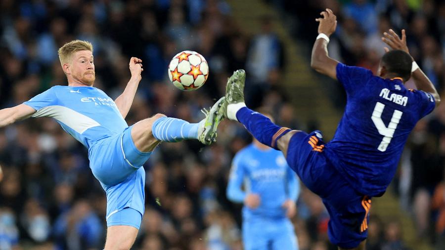 De Bruyne e Alaba brigam pela bola durante Manchester City x Real Madrid, válido pela Champions League - Lee Smith/Reuters
