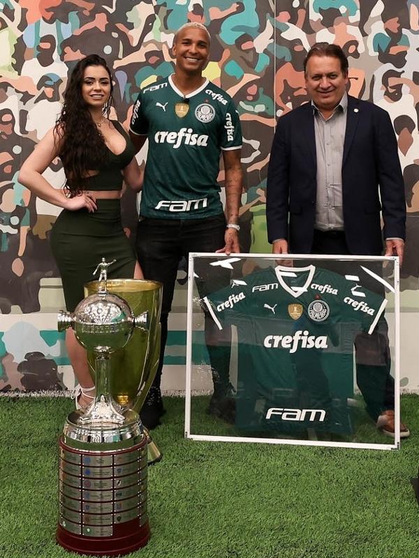 Palmeiras oficializa a saída de Deyverson, e atacante recebe homenagens do clube