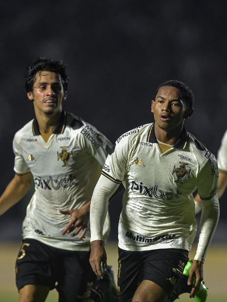 Eguinaldo celebra gol marcado pelo Vasco na partida contra o Náutico, válida pela Série B - Thiago Ribeiro/AGIF