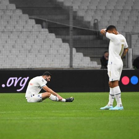 Jogadores do Olympique de Marseille lamentam derrota para o Tottenham, na Liga dos Campeões da Europa. - CHRISTOPHE SIMON/AFP