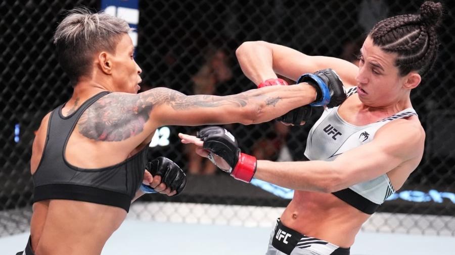 Amanda Lemos (e) durante a luta com Marina Rodriguez - Divulgação/UFC