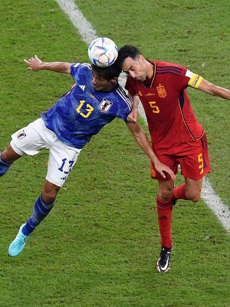 Morita e Busquets disputam a bola no alto em Japão x Espanha, jogo do Grupo E da Copa do Mundo - Jennifer Lorenzini/Reuters