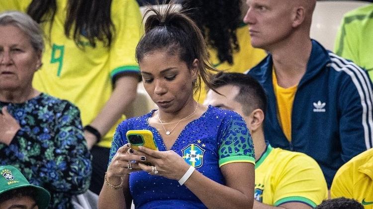 Belle Silva types on her cell phone during the Brazilian team's World Cup match - Reproduction/Instagram - Reproduction/Instagram