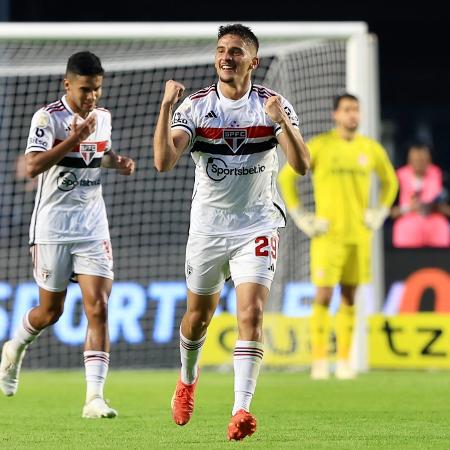 Pablo Maia, do São Paulo, comemora seu gol contra o Inter, pelo Brasileirão - Marcello Zambrana/AGIF