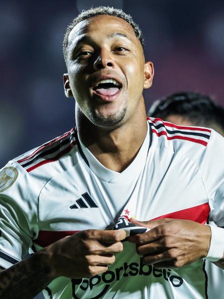 David, do São Paulo, comemora seu gol no Goiás, pelo Brasileirão