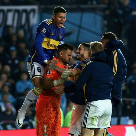 Jogadores do Boca Juniors comemoram com o goleiro Romero após a classificação à semifinal da Libertadores, diante do Racing