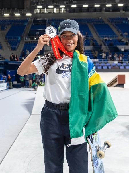 Rayssa Leal com a medalha de prata no Mundial de Skate Street 2023