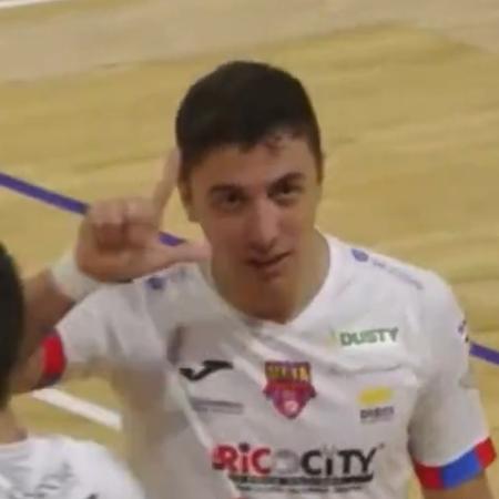 Raul Rocha celebra golaço na liga de futsal da Itália