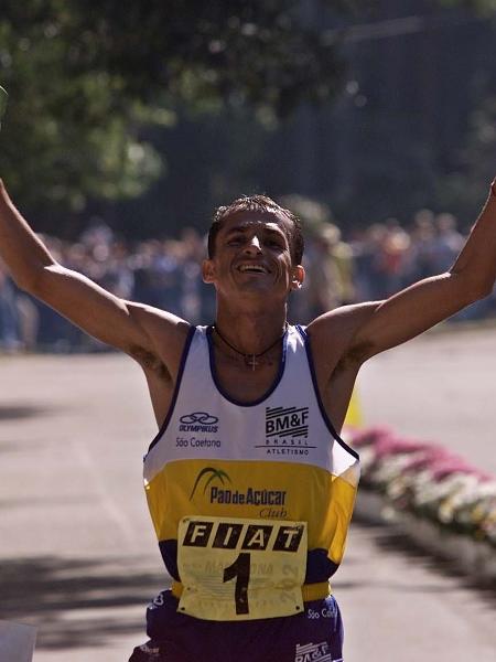 Vanderlei Cordeiro de Lima comemora sua vitória na maratona de São Paulo, em 2002
