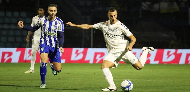 Corinthians inicia negociações para contratar volante João Schmidt do Santos