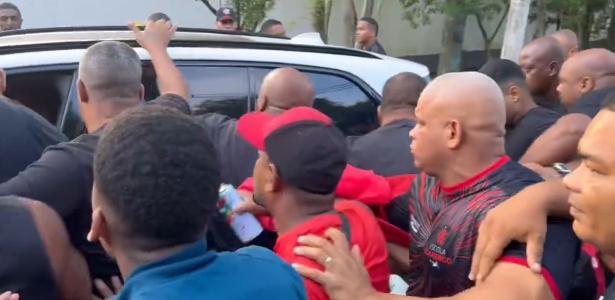 Protesto de Organizadas do Flamengo no Ninho contra jogadores em carros.