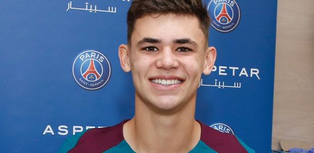 Moscardo, Ex-Corinthians, realiza exames no PSG e inicia treinos no clube.