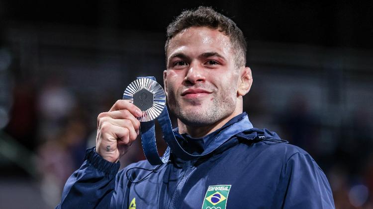 Willian Lima, do judô, com a medalha de prata nos Jogos Olímpicos de Paris