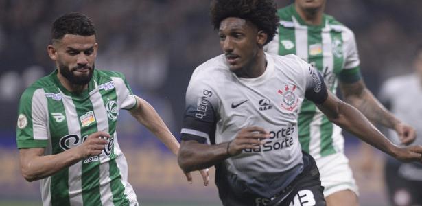 Corinthians monitora lesão no ombro de Talles Magno durante treinamentos.