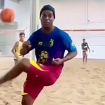 Ronaldinho olha para a câmera em passe durante jogo de futevôlei - undefined
