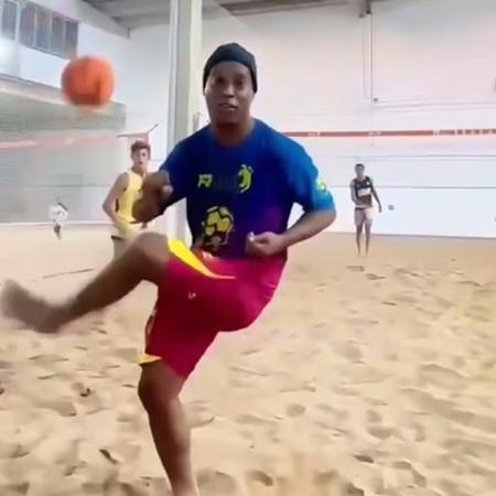 Ronaldinho olha para a câmera em passe durante jogo de futevôlei - Reprodução/Instagram @ronaldinho