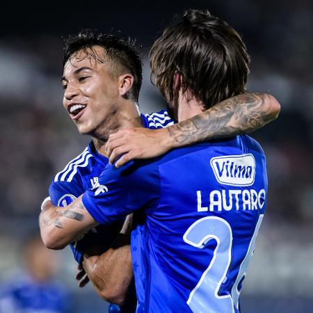 Kaio Jorge e Lautaro Díaz comemoram gol marcado pelo Cruzeiro contra o Libertad pela Copa Sul-Americana