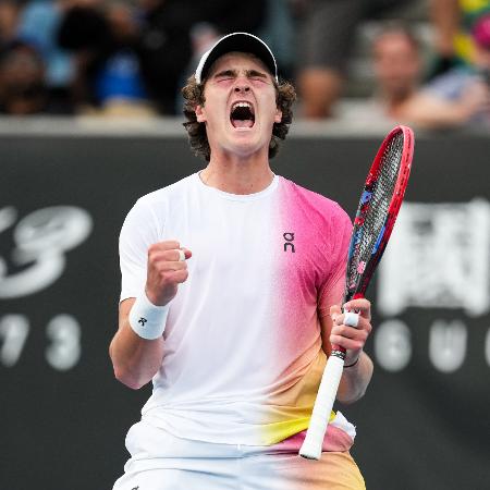 João Fonseca vibra com ponto contra Lorenzo Sonego na 2ª rodada do Australian Open - Shi Tang/Getty