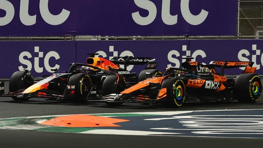 Piastri e Verstappen brigam por espaço na 1ª curva do GP da Arábia Saudita - REUTERS/Jakub Porzycki