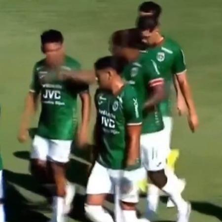 Juan Anangonó, jogador do Marathón, dá tapa no rosto de Vega Juan Anangonó, jogador do Marathón, dá tapa no rosto de Vega