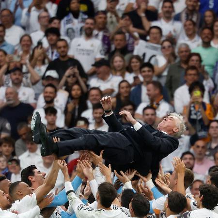Carlo Ancelotti é arremessado para o ar pelos jogadores do Real Madrid na vitória sobre a Real Sociedad, pelo Espanhol Carlo Ancelotti é arremessado para o ar pelos jogadores do Real Madrid na vitória sobre a Real Sociedad, pelo Espanhol