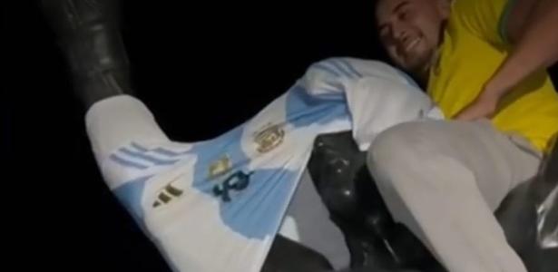Brasileiro coloca camisa da Argentina em 'azarada' estátua de Rocky Balboa