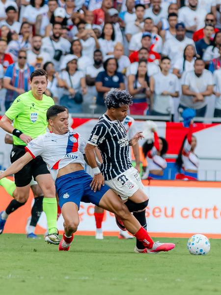 Zé Guilherme e Kaio César em ação durante jogo entre Bahia e Corinthians pelo Brasileirão