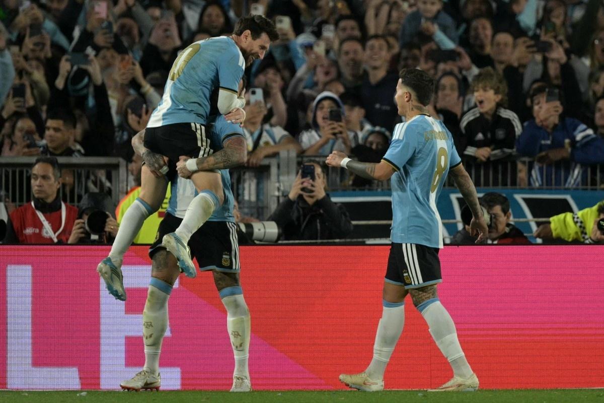 Nicolas Otamendi comemora com Messi durante a partida contra Benin, em amistoso internacional - undefined