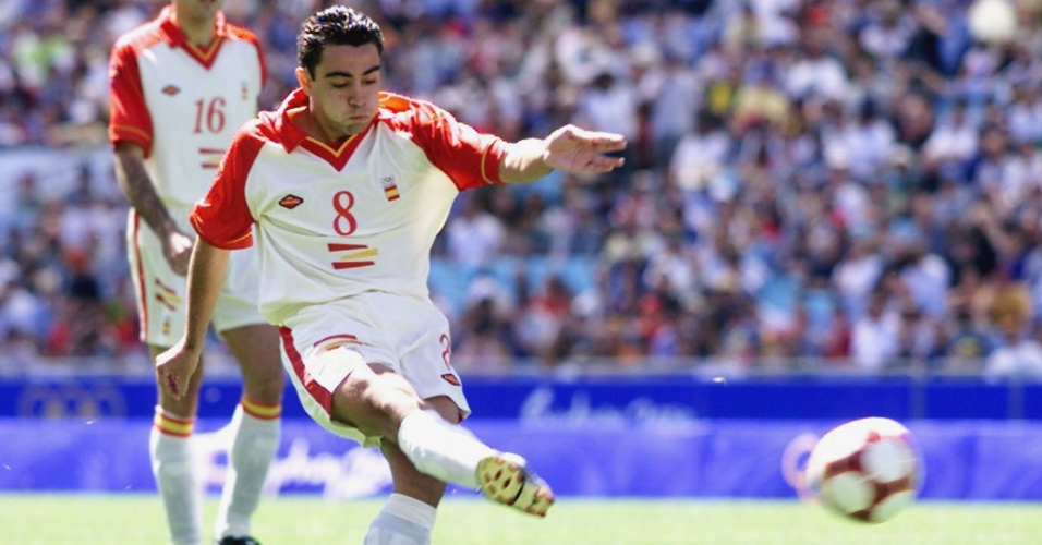 Xavi, meia da seleção espanhola, bate a gol na final dos Jogos Olímpicos de 2000, em Sydney, contra Camarões