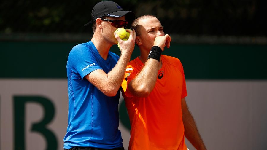 Bruno Soares e Jamie Murray em ação contra Mikhail Elgin e Karen Khachanov em Roland Garros - Adam Pretty/Getty Images