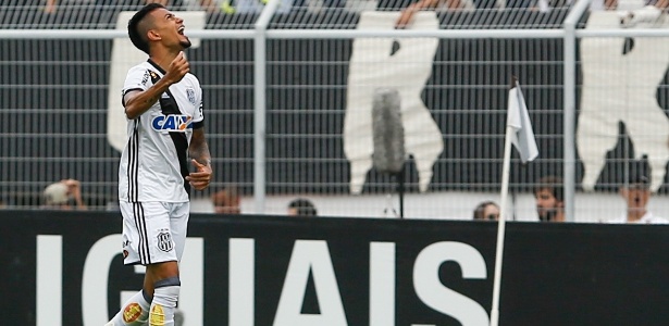 Lucca celebra um de seus 24 gols ano, justamente contra o Corinthians - Marcello Zambrana/AGIF