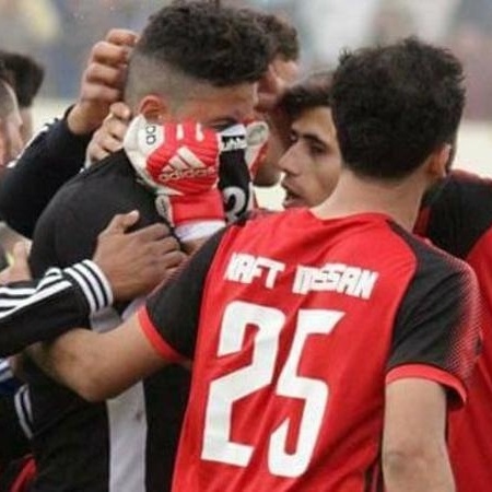O goleiro iraquiano Alaa Ahmed chora ao jogar após morte da filha - Reprodução/Facebook