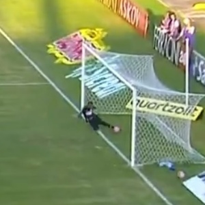 Goleiro Henal tenta evitar gol contra na partida entre São Bento e São Caetano - Reprodução - Reprodução
