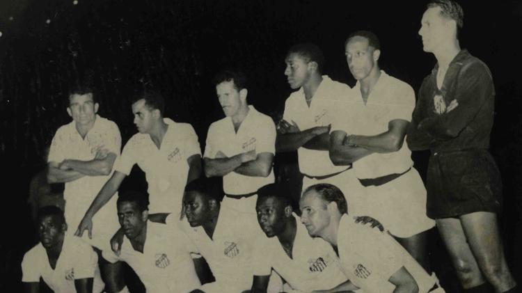 Gylmar, Ismael, Olavo, Joel, Geraldino, Zito, Mengálvio, Dorval, Coutinho, Pelé e Pepe posam antes de jogo do Santos contra o Peñarol na semifinal da Libertadores 1965 - Acervo UH/Folhapress - Acervo UH/Folhapress