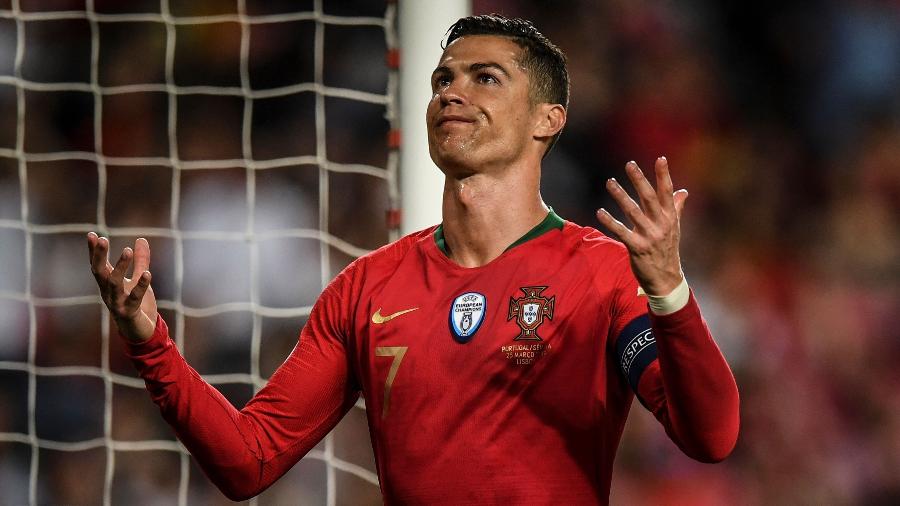 Cristiano Ronaldo gesticula durante jogo entre Portugal e Sérvia - PATRICIA DE MELO MOREIRA/AFP
