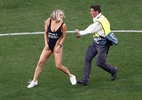 Mulher invade final da Liga dos Campeões com maiô de site erótico - Sergio Perez/Reuters