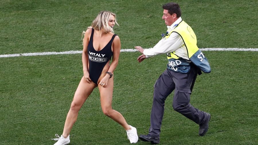 Mulher invade final da Liga dos Campeões com maiô de site erótico - Sergio Perez/Reuters