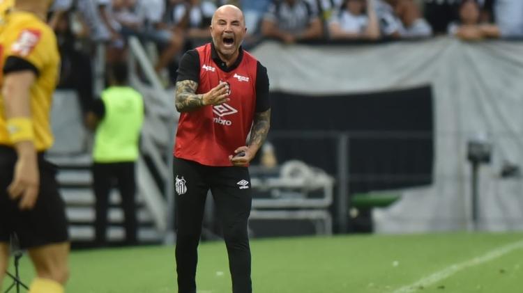 Jorge Sampaoli grita da beira do gramado durante a vitória do Santos sobre o Ceará - Ivan Storti/Santos FC - Ivan Storti/Santos FC