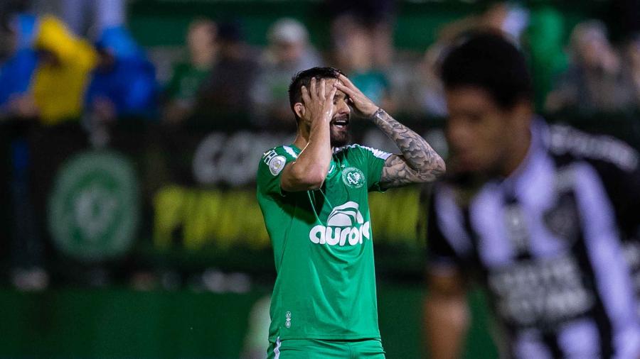 Everaldo, da Chapecoense, lamenta chance perdida em partida contra o Botafogo - LIAMARA POLLI/AM PRESS & IMAGES/ESTADÃO CONTEÚDO